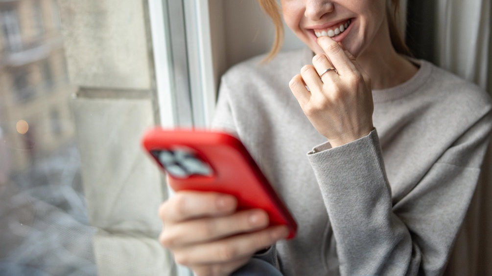 Lachende Frau  mit Smartphone