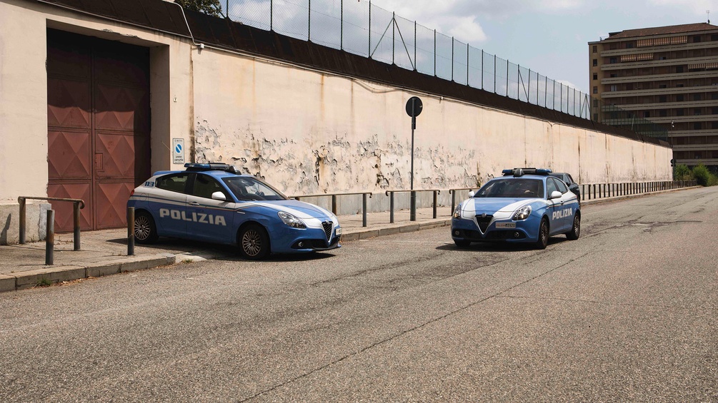 Jugendstrafvollzugsinstitut Ferrante Aporti: Italienische Polizeiautos vor einem Gefängnisgebäude in Turin