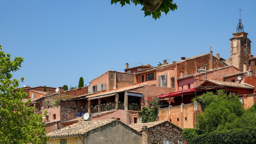 Die bunten Häuser des Dorfes Roussillon