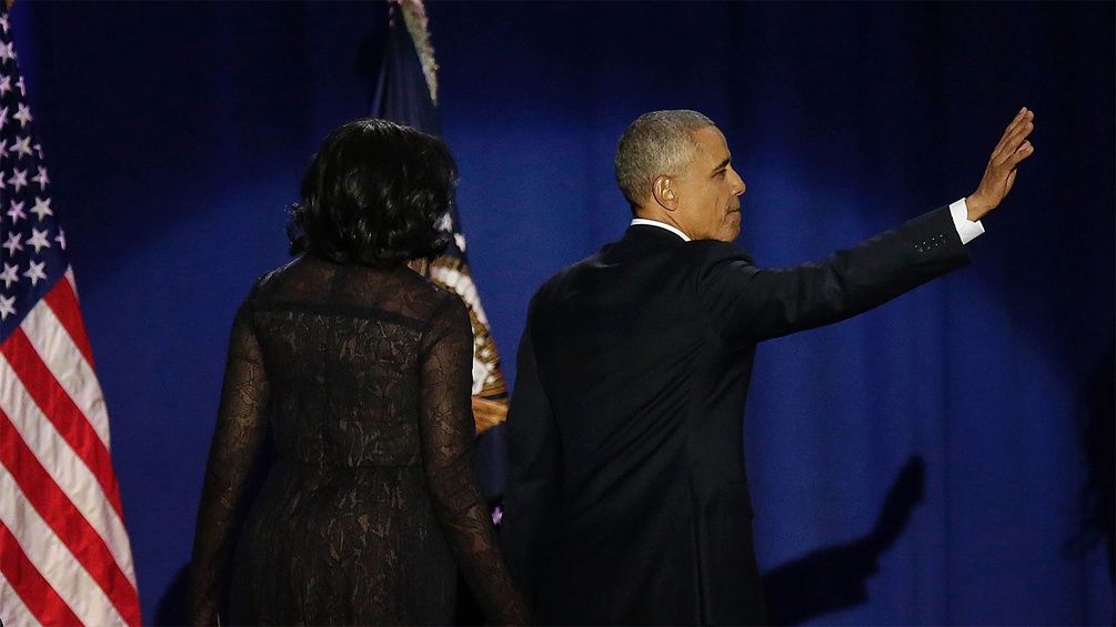 Barack Obama winkt in Begleitung seiner Frau zum Abschied