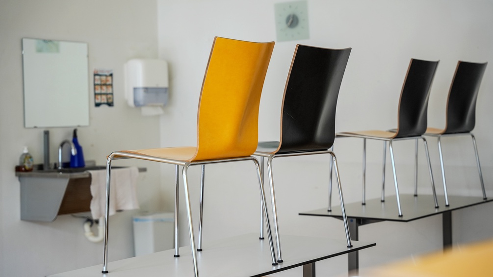 Klassenzimmer: Stühle auf den Tischen