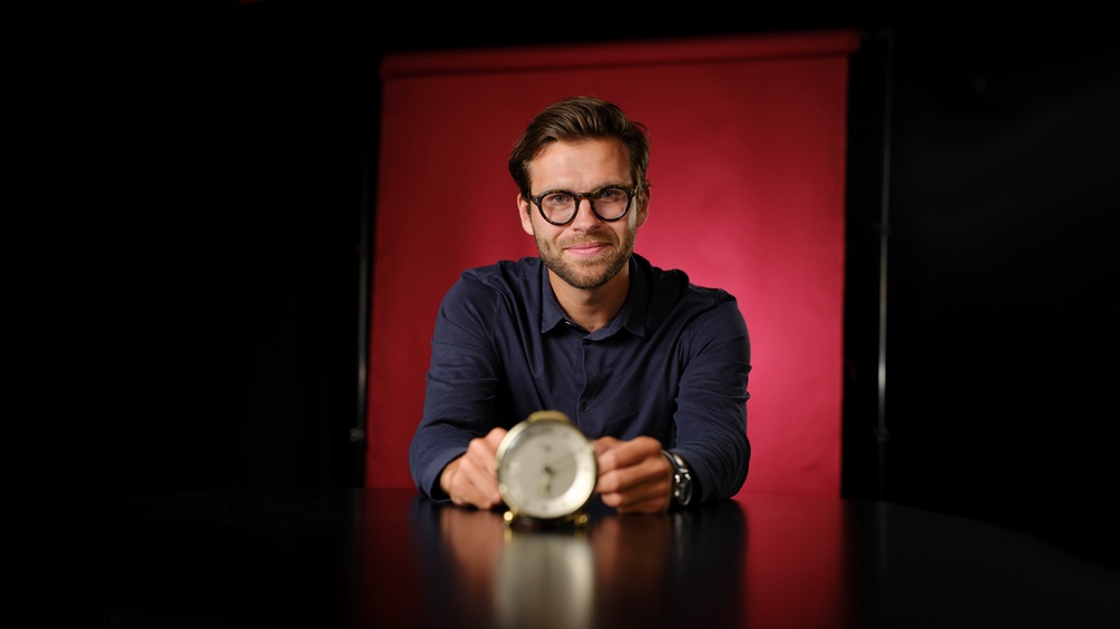 Till Köppel im Ö1 Studio mit einem Wecker