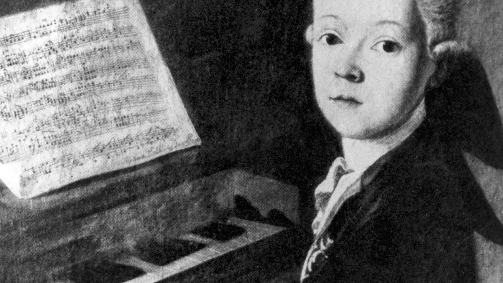 Wunderkind Mozart: Der österreichische Komponist Wolfgang Amadeus Mozart als Wunderkind am Klavier in einem zeitgenössischen Gemälde.