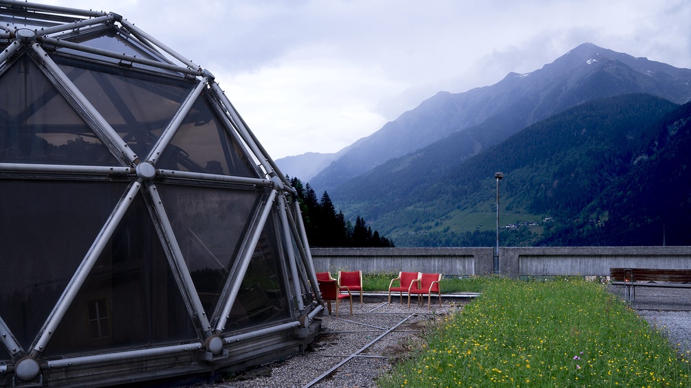 Kuppel und Bergpanorama
