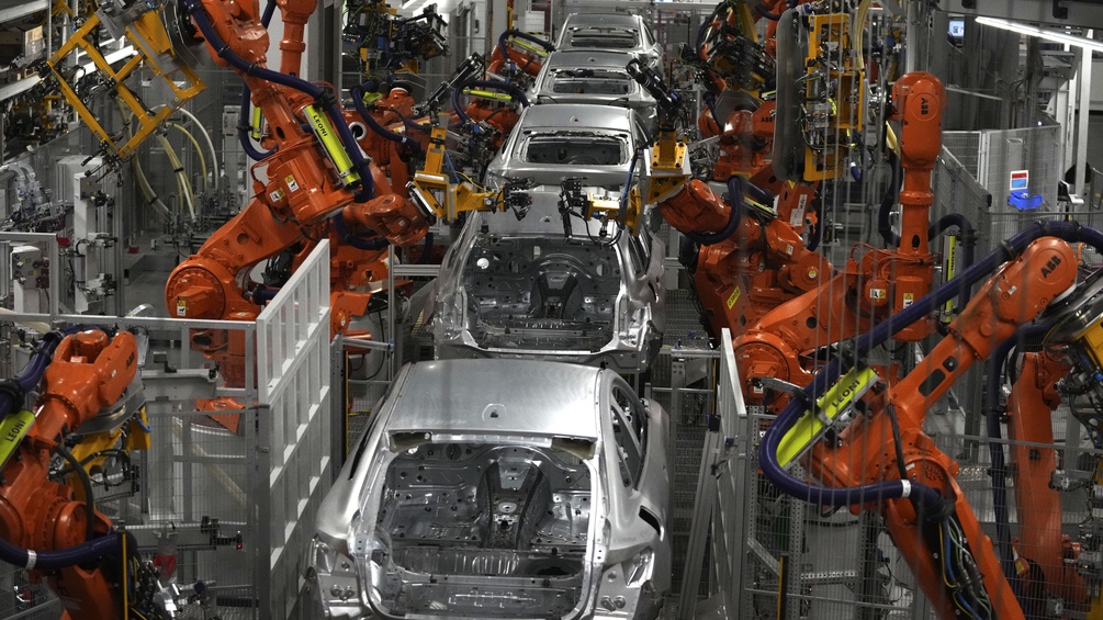 Autoproduktionsstraße mit Roboter