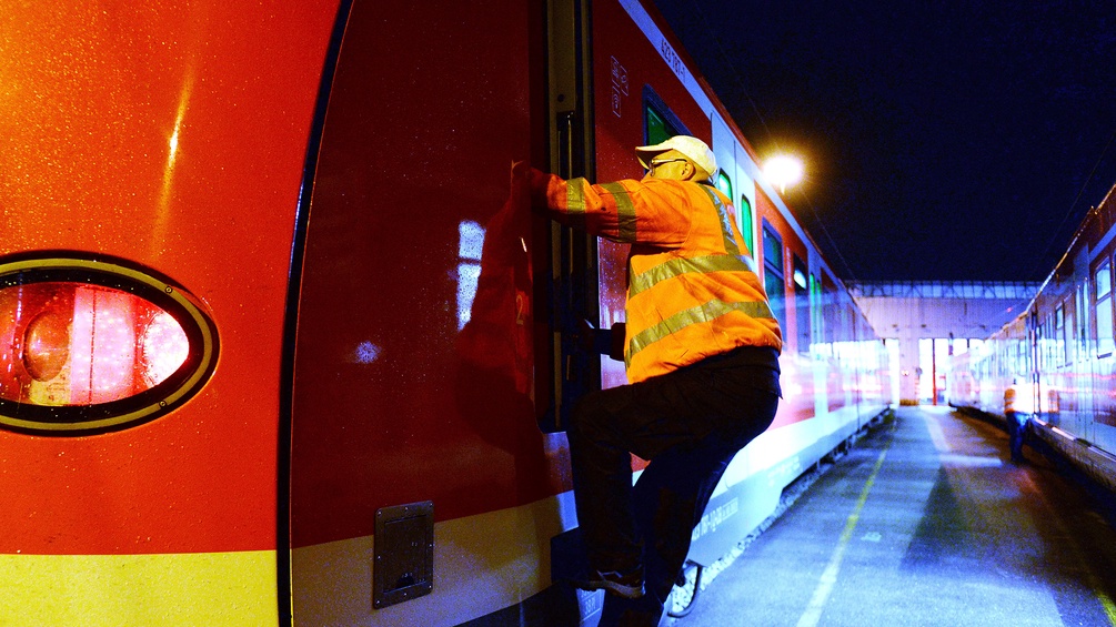 Mann bei der Nachtarbeit, Zugarbeiter