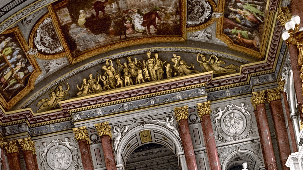 PICTUREDESK.COM/DPA Burgtheater innen mit den Deckengemälden von Ernst Klimt und Franz Matsch, koloriertes Foto um 1900