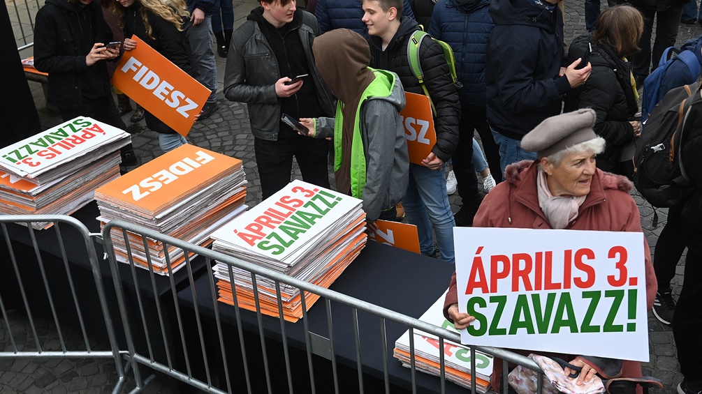 Menschen mit Schildern bei der Wahl in Ungarn.