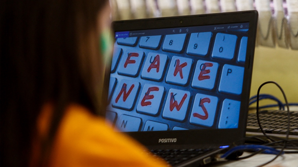 Ein Computer mit der Aufschrift "Fake News" auf dem Bildschirm.