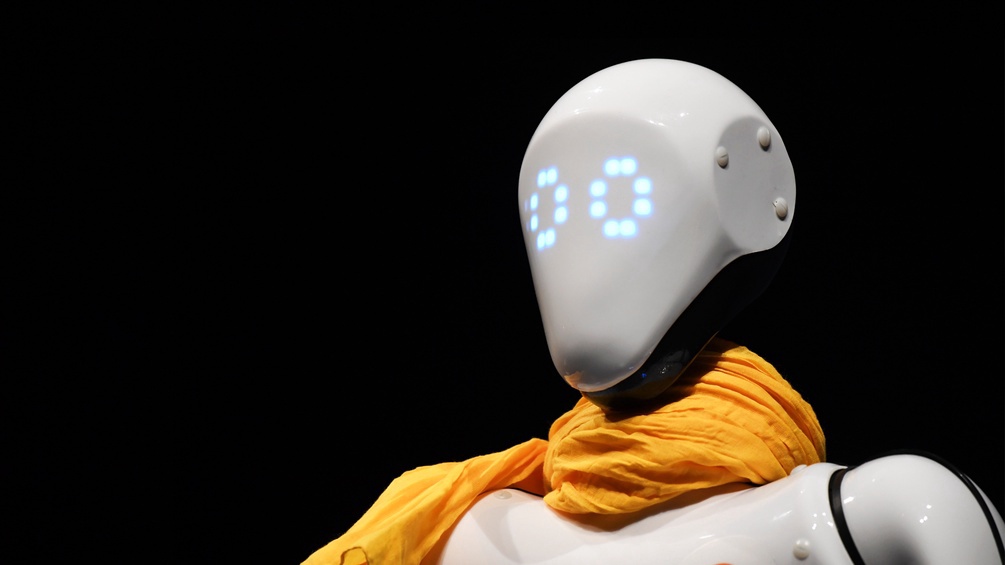 Ein weißer Roboter mit gelbem Halstuch.