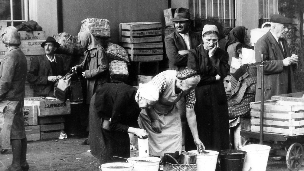  Bauern bieten am Naschmarkt Gemüse an, 1945