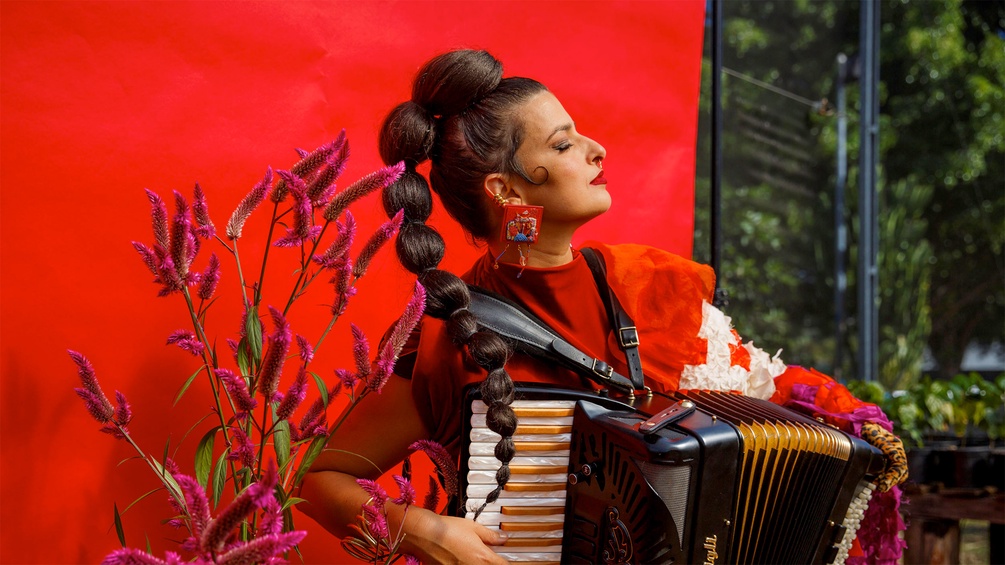 Frau mit Akkordeon: Liva Mattos