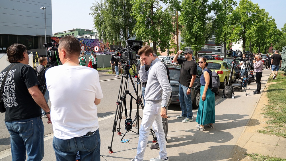 Medienleute in Graz auf der Straße
