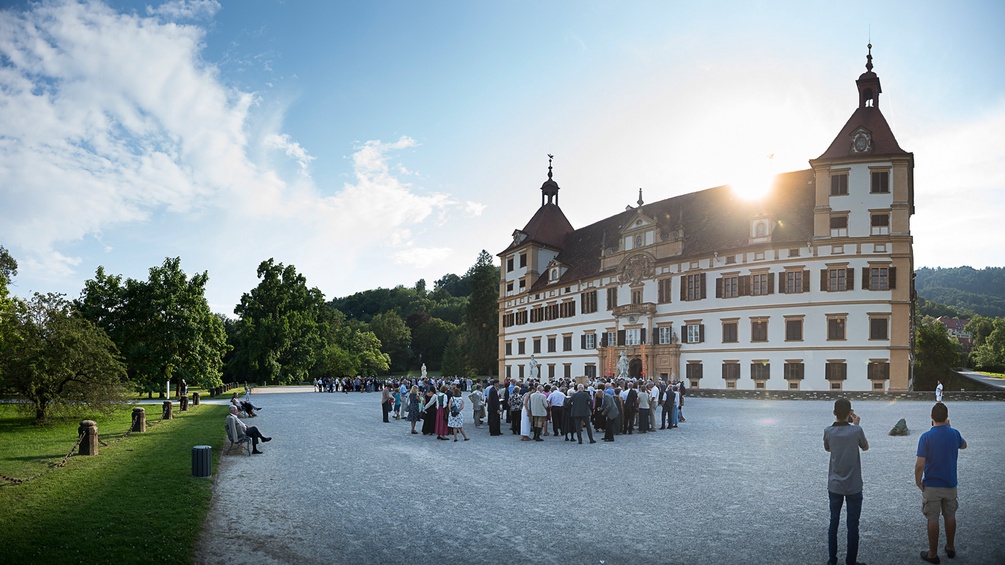 Styriarte-Publikum sammelt sich vor dem Schloss Eggenberg
