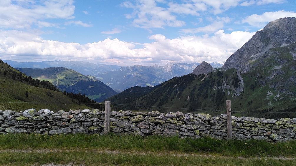Mauerrenovierung in den Zilltertaler Alpen im Rahmen einer Umweltbaustelle