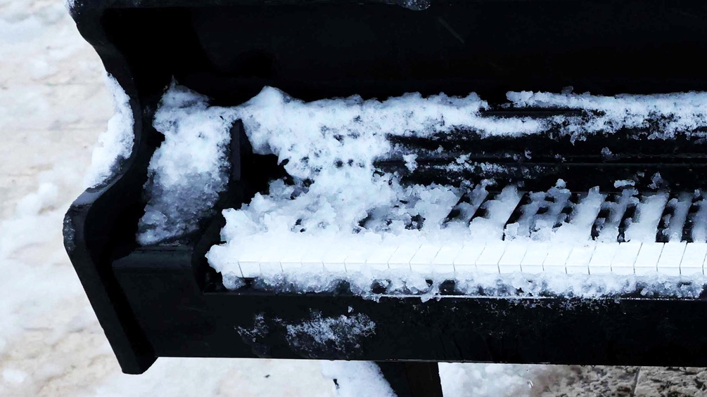 Klavier mit Schnee