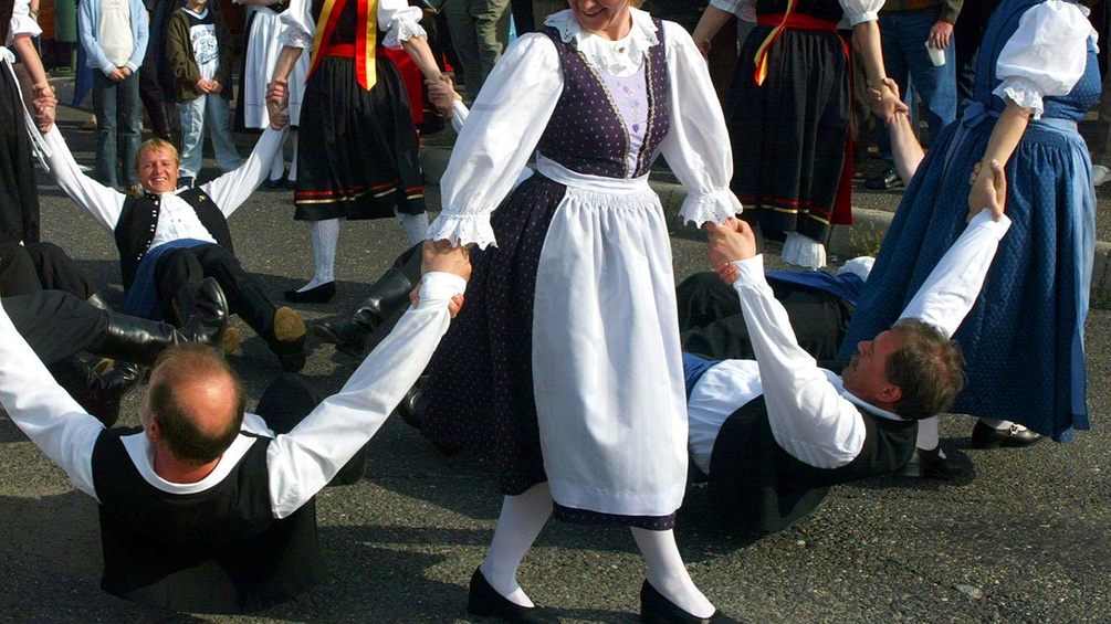 Burgenlaendische Trachtengruppen tanzen.