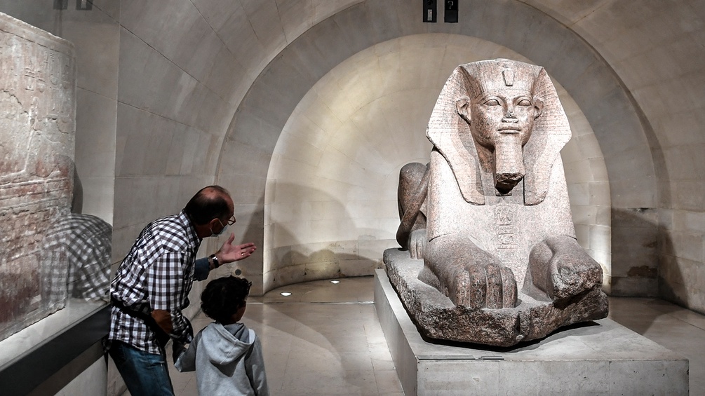 Museumsbesucher vor einer Sphinx-Skulptur