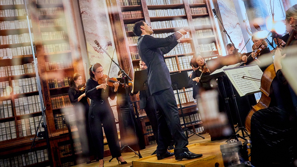 Kammerorchester in einer alten Bibliothek