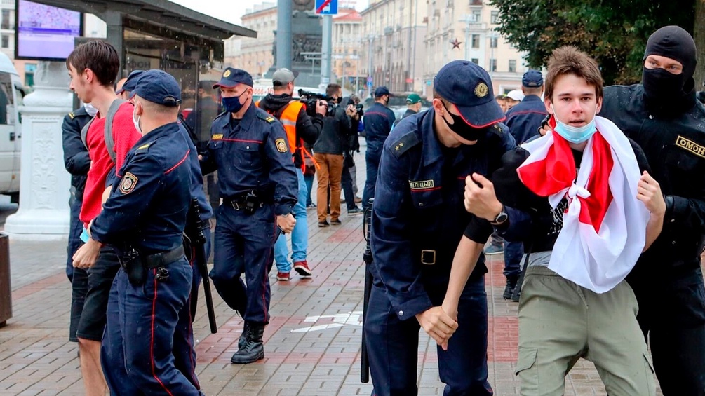 Polizei und Demonstant in Minsk