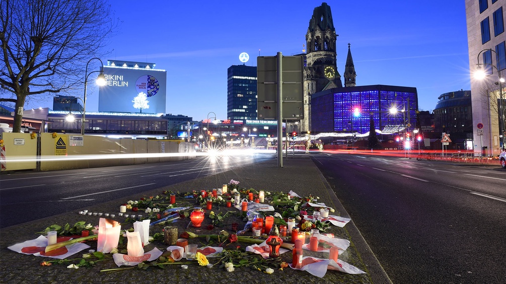Blumen und Kerzen am Anschlagsort in Berlin