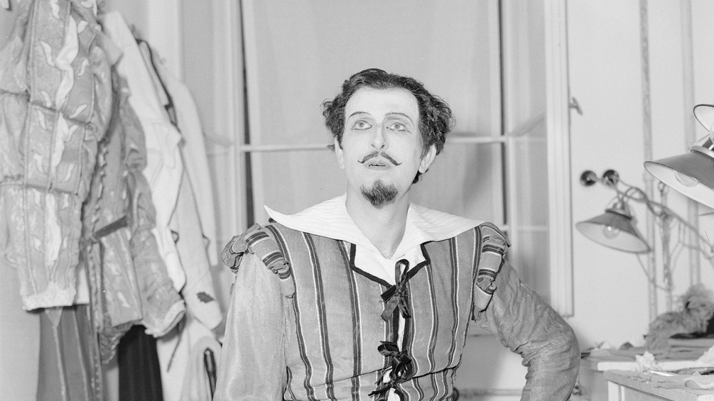 Hans Hotter in der Titelrolle der Oper "Don Giovanni" von Wolfgang Amadeus Mozart. Aufnahme in der Garderobe des Festspielhauses vor der Aufführung bei den Salzburger Festspielen 1946