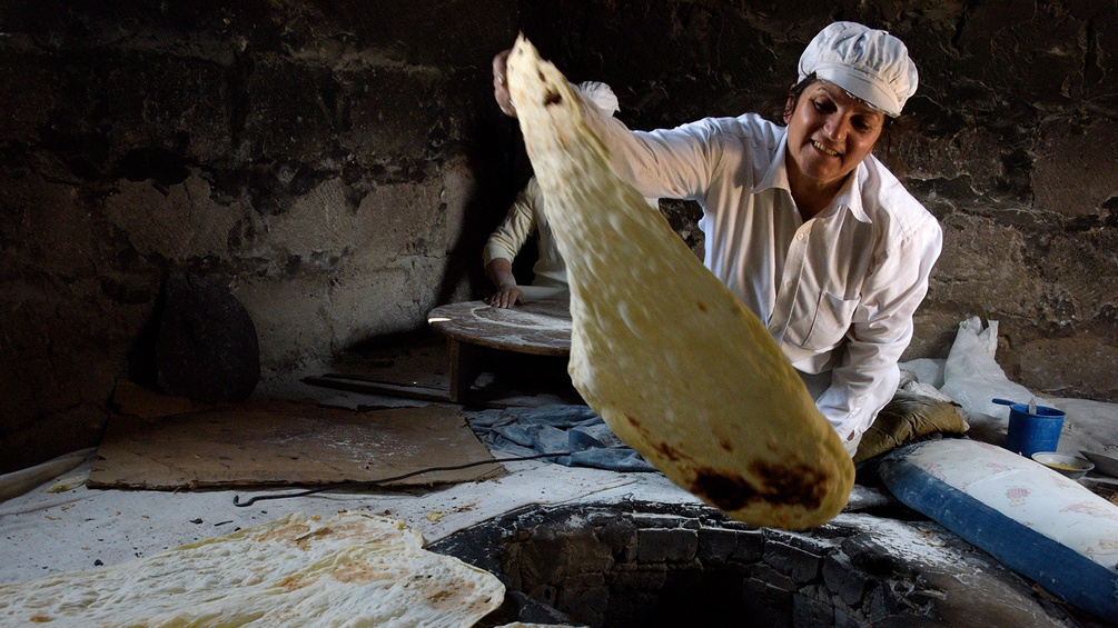AFP / KAREN MINASYAN Eine Frau bäckt Lavash, das traditionelle Brot