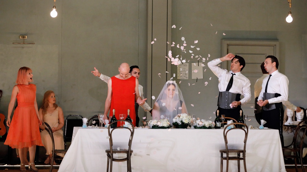 Szenenausschnitt, Braut sitzt an der Tafel, Blütenblätter fallen