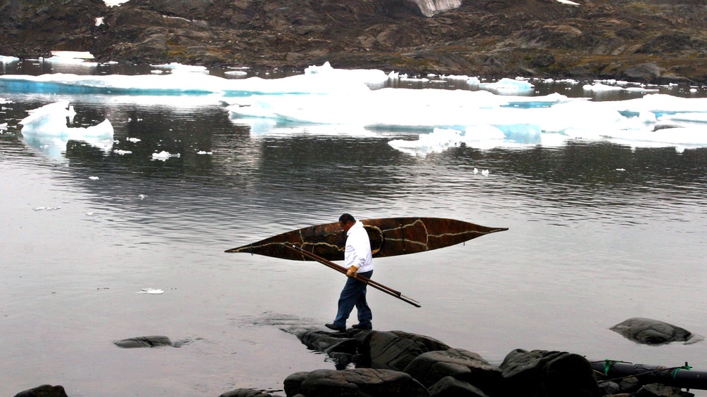 Mann mit Kajak in Grönland