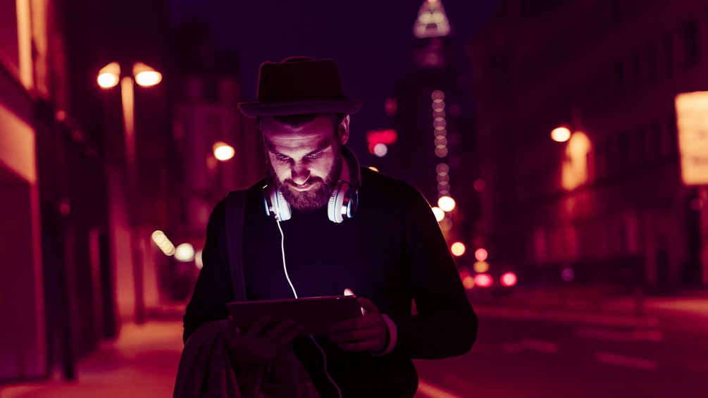 PICTUREDESK.COM/WESTEND61/UWE UMSTÄTTER Mann mit Kopfhörer und Tablet