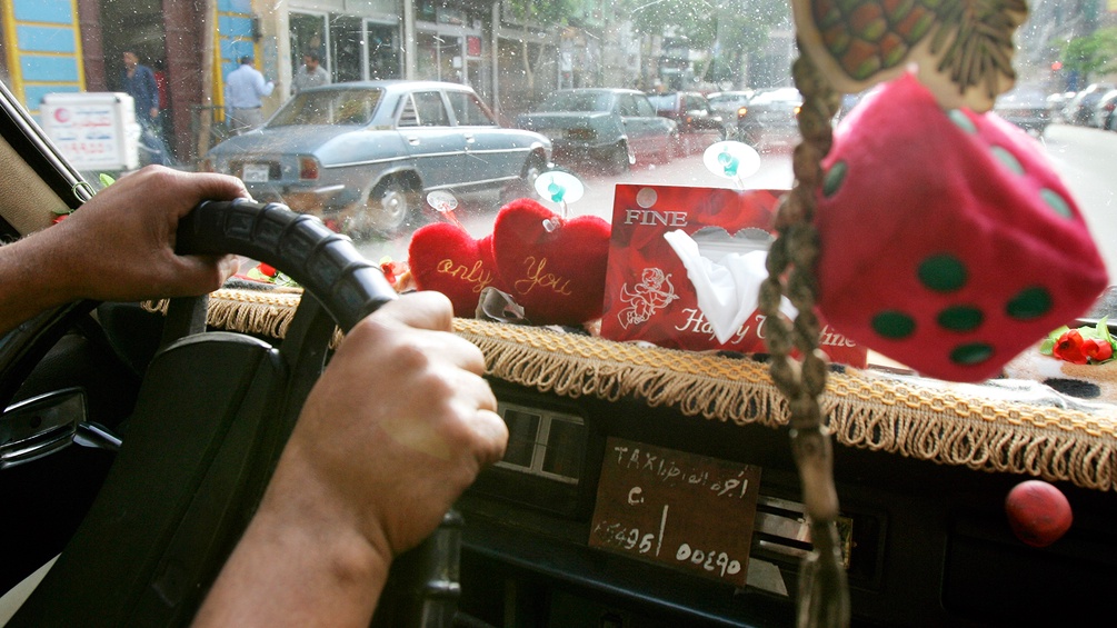 Blick über das Lenkrad auf die Straße im Taxi in Kairo