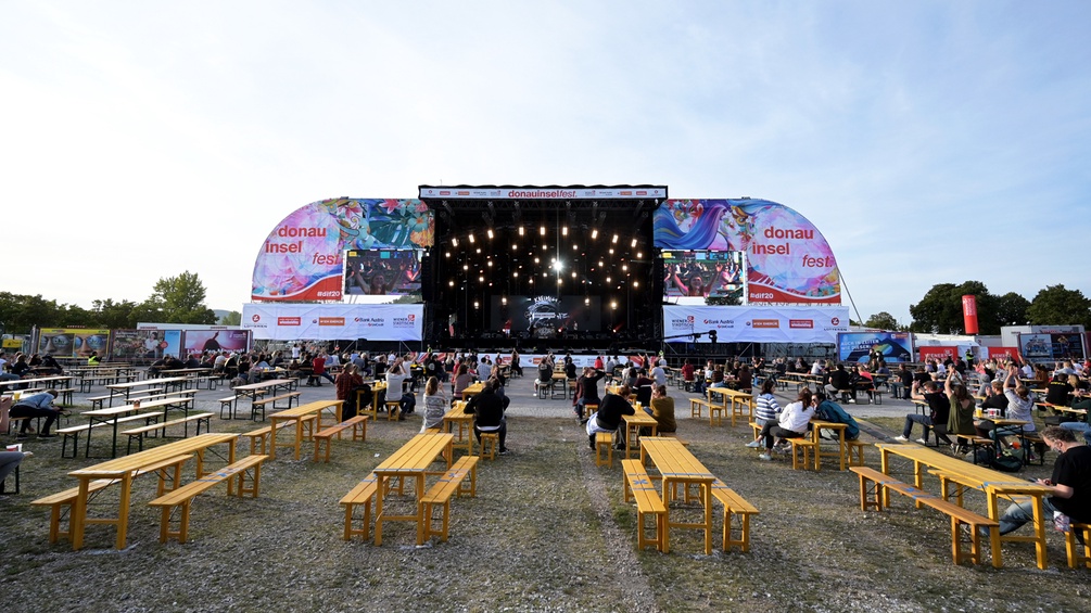  Besucher vor der Bühne, im Rahmen des "Donauinselfest 2020" 