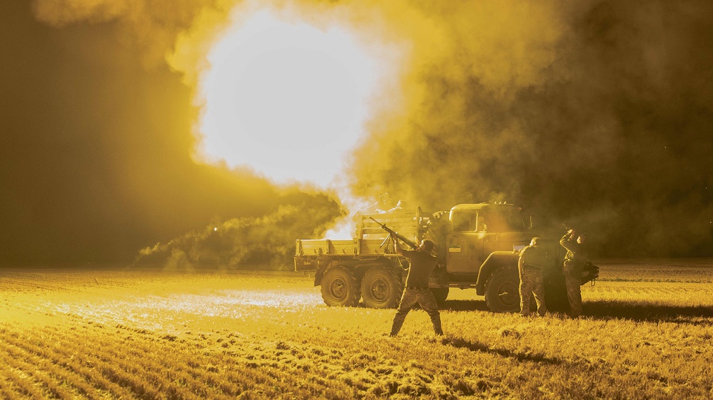 PICTUREDESK.COM/AFP/ROMAN PILIPEY Ukrainische Luftverteidigung in einem Feld in der Nähe von Pawlohrad