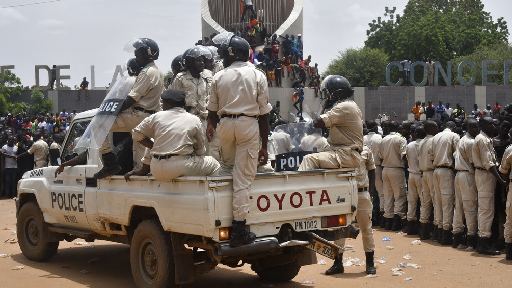 Soldaten versuchen Demonstranten in Niger zu beruhigen.