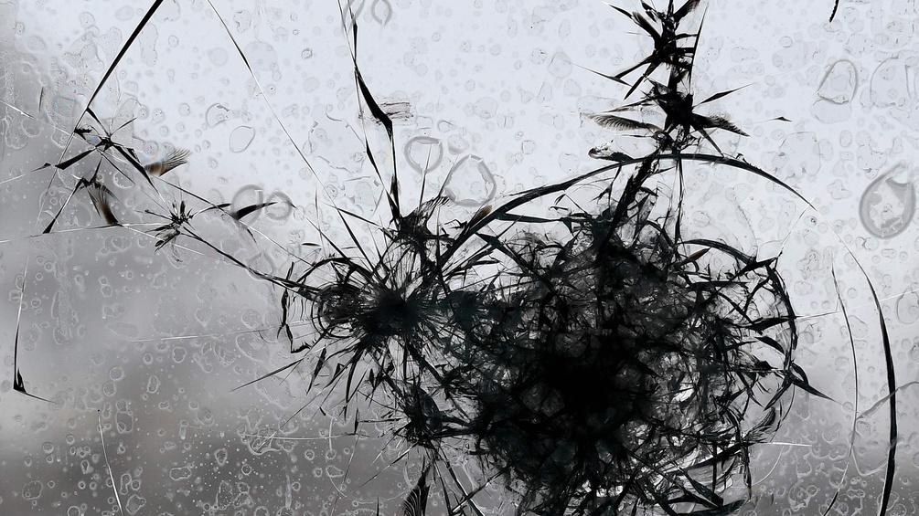 Beschädigtes, kugelsicheres Glas