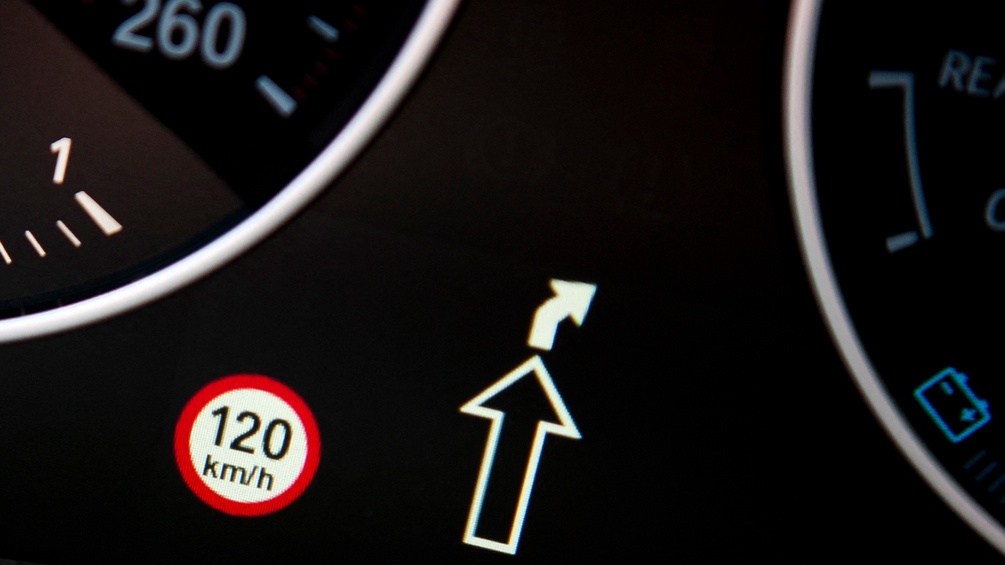 Anzeige der erlaubten Geschwindigkeit am Auto-Display.