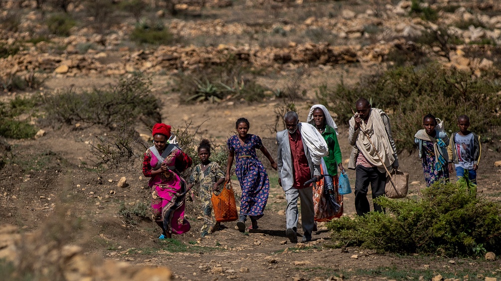 Menschen gehen durch die Natur in Äthiopien