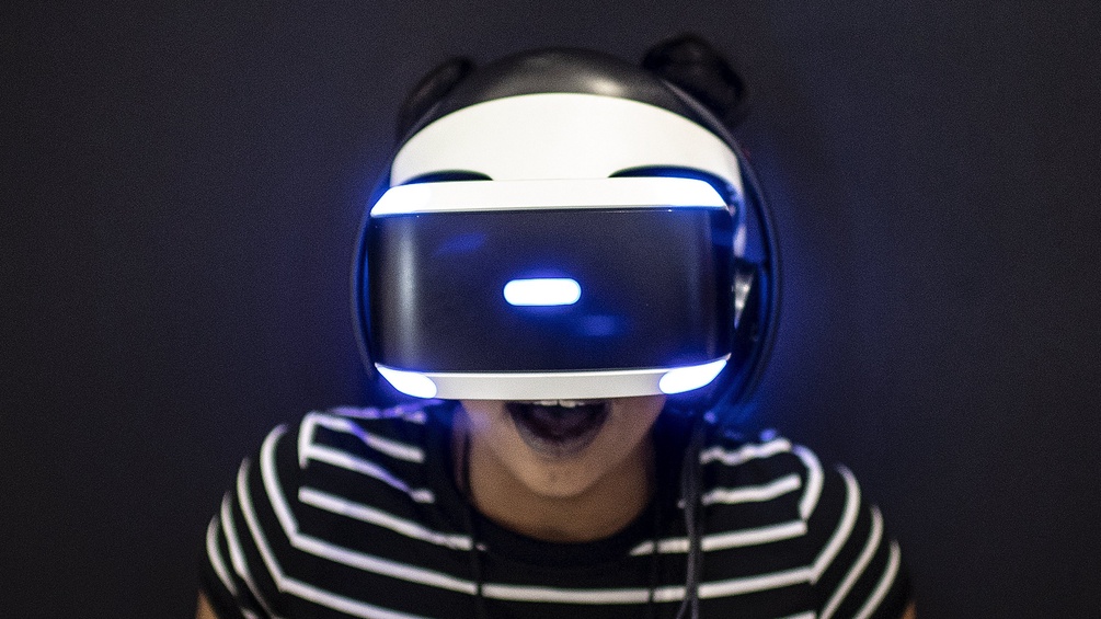 Ein junge Frau mit einer Virtual Reality-Brille