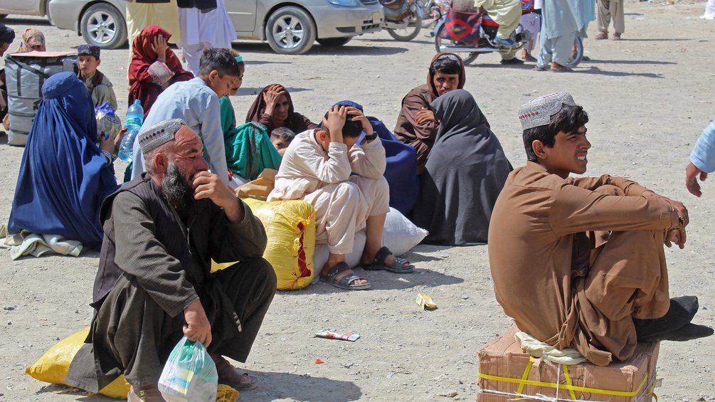 Afghanische Menschen an der Grenze zu Pakistan