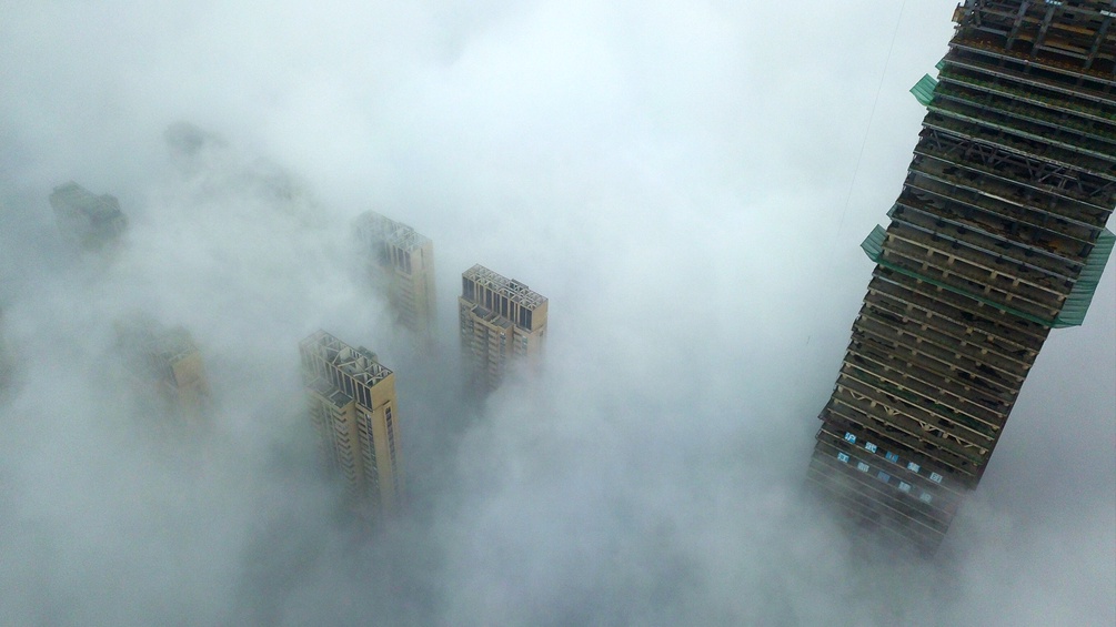 Nebel in China, man sieht nur die Spitzen der Hochhäuser von oben