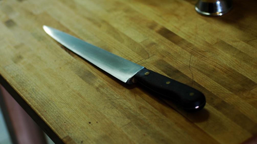 Ein Messer liegt auf der Küchenablage