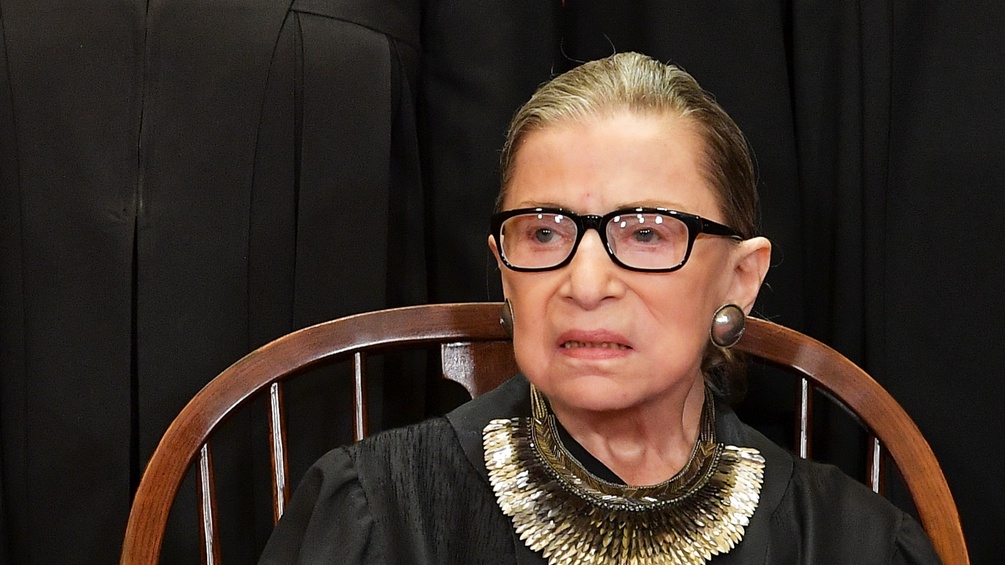 Ruth Bader Ginsburg posiert für offizielles Foto am Supreme Court in Washington, DC