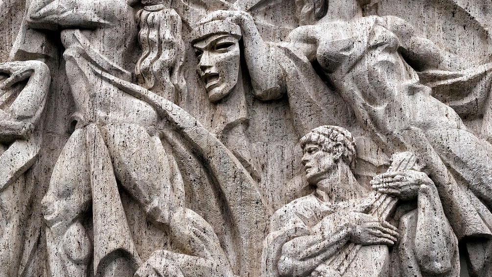 Relief auf einem Operngebäude in Bukarest