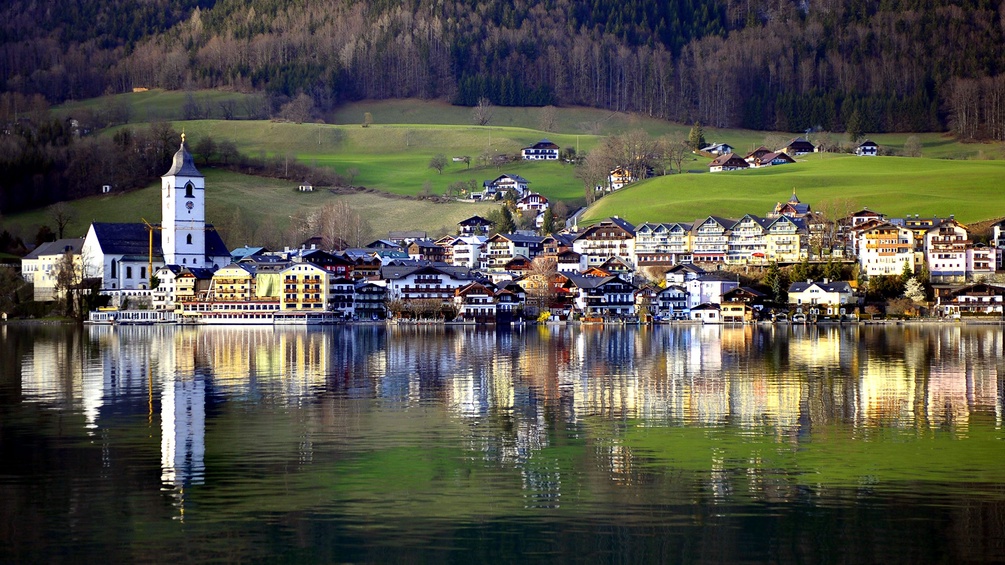 Ein Blick auf den Ort St. Wolfgang am Wolfgangsee in Oberösterreich