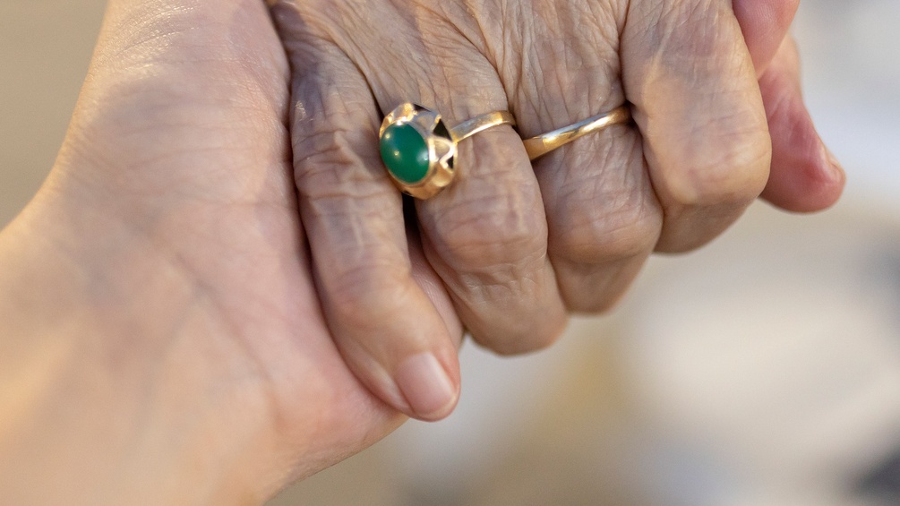 Die Hand einer alten Dame mit Ringen