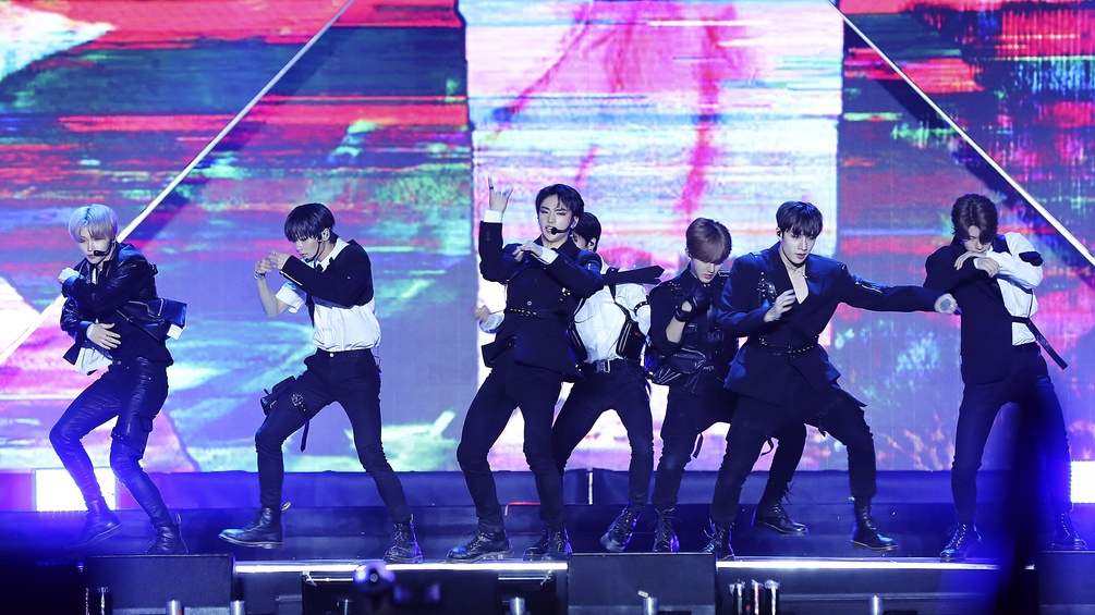 AP/HUY HOANG KPop-Gruppe tanzt