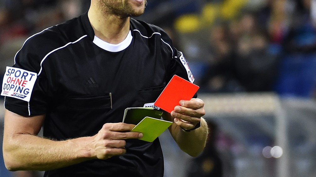 Schiedsrichter hält rote Karte