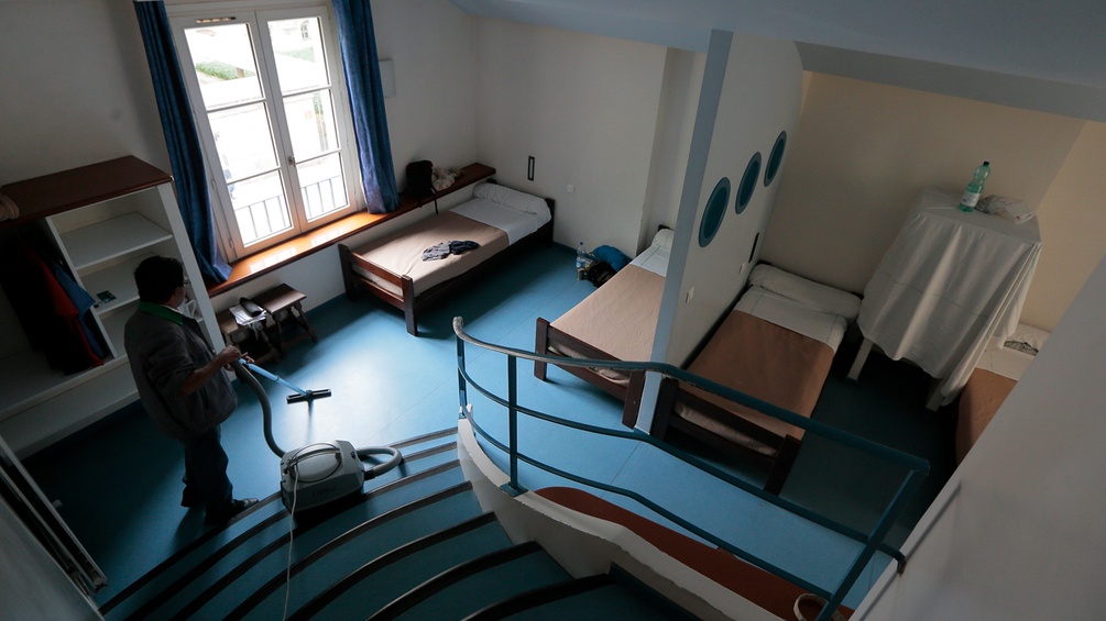  Paris (AFP) - A picture taken on August 18, 2015 in Paris shows a room of the youth hostel "Le Fourcy". 