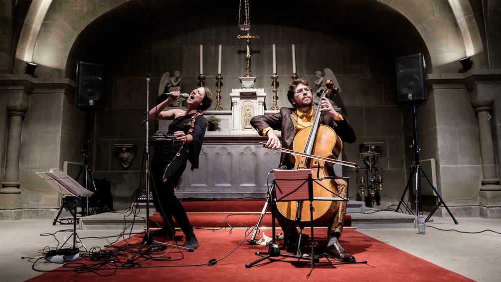 Sängerin Leïla Martial und Cellist Valentin Ceccaldi