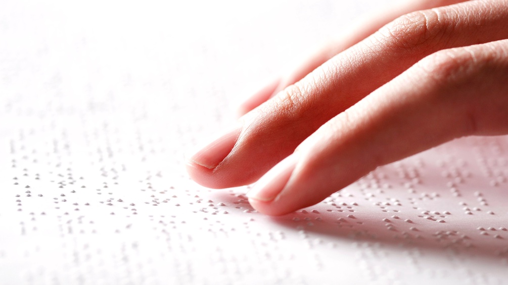 PICTUREDESK.COM/SCIENCE PHOTO LIBRARY Braille lesen, Finger